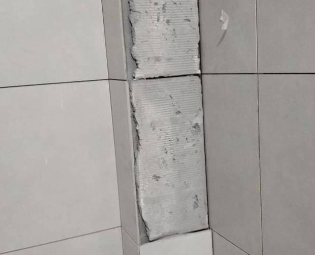 辽中瓷砖空鼓维修公司分享下瓷砖施工前基层浇水润湿程度不足，可能导致以下问题
