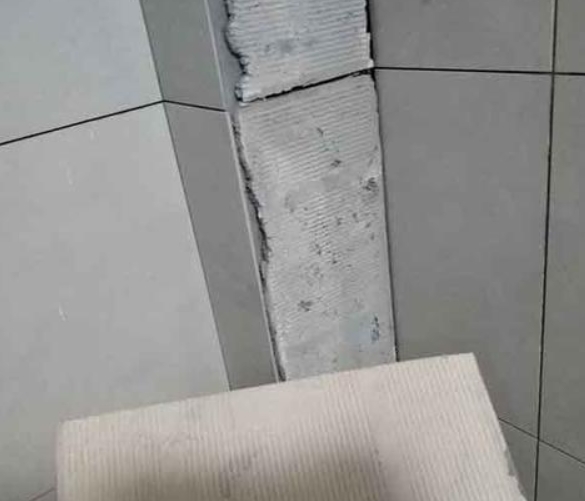 辽中瓷砖空鼓维修公司分享下厨房瓷砖脱落的补救措施。